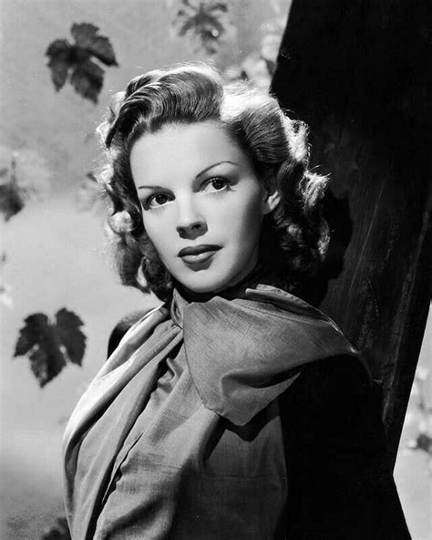  Judy Garland (sündinud Frances Ethel Gumm; 10. juuni 1922 Grand Rapids, Minnesota – 22. juuni 1969 London) oli Ameerika filmi näitleja ja laulja. [1] Tema tuntuim roll oli Dorothy Gale filmis "Võlur Oz" (1939). Ta kandideeris Oscarile ja võitis karjääri jooksul muidki auhindu. 